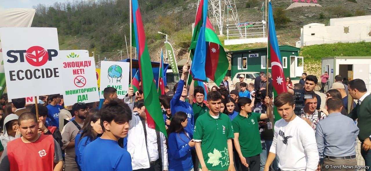 Временно приостановлена акция протеста азербайджанских экоактивистов на  дороге Лачин-Ханкенди (ФОТО/ВИДЕО)