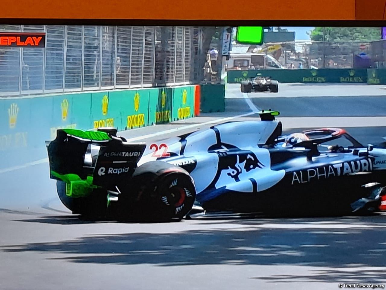 First crash at free practice session of Formula 2 teams in Baku (PHOTO)
