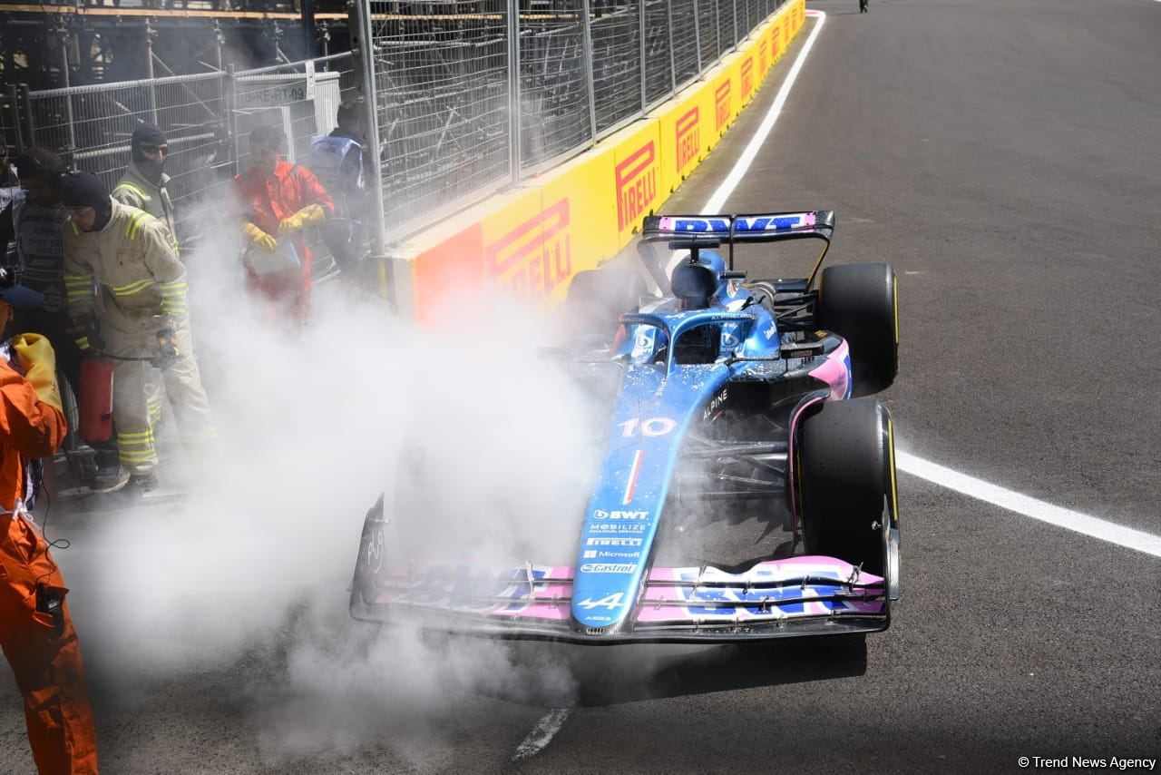 Formula 1 car catches fire during free practice sessions in Baku (PHOTO/VIDEO)