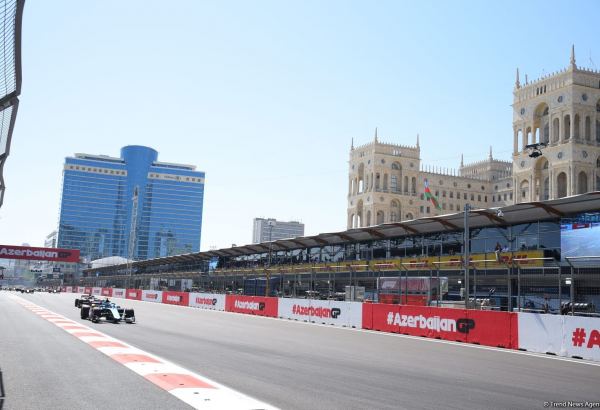 В Баку стартовала вторая спринтерская гонка команд "Формулы 1"