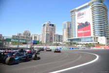 Завершилась первая спринтерская гонка команд "Формулы 2" в Баку (ФОТО)