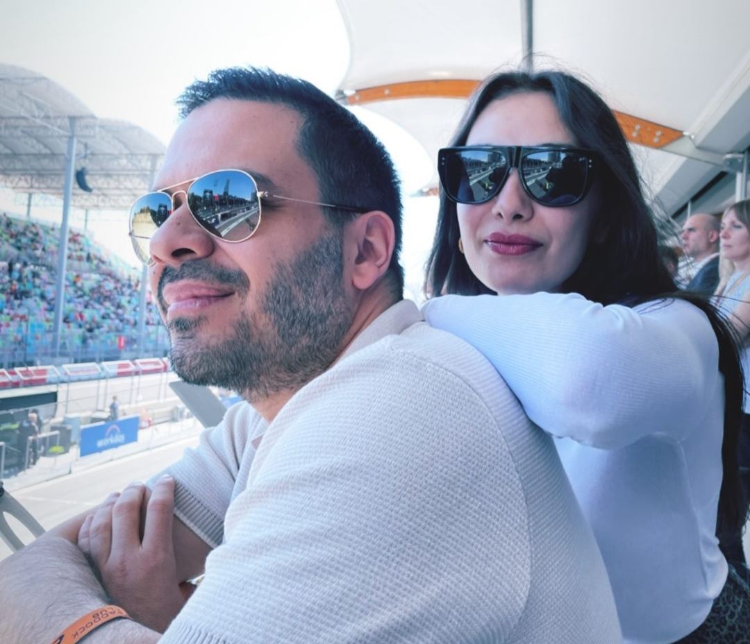 Звезды турецкого кино Неслихан Атагюль и Кадир Догулу наблюдают за соревнованиями "Формулы 1" в Баку (ФОТО)