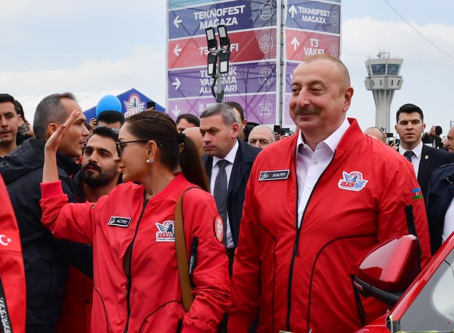 Участники фестиваля «ТЕХНОФЕСТ»  тепло приветствовали Президента Ильхама Алиева и Первую леди Мехрибан Алиеву (ФОТО)