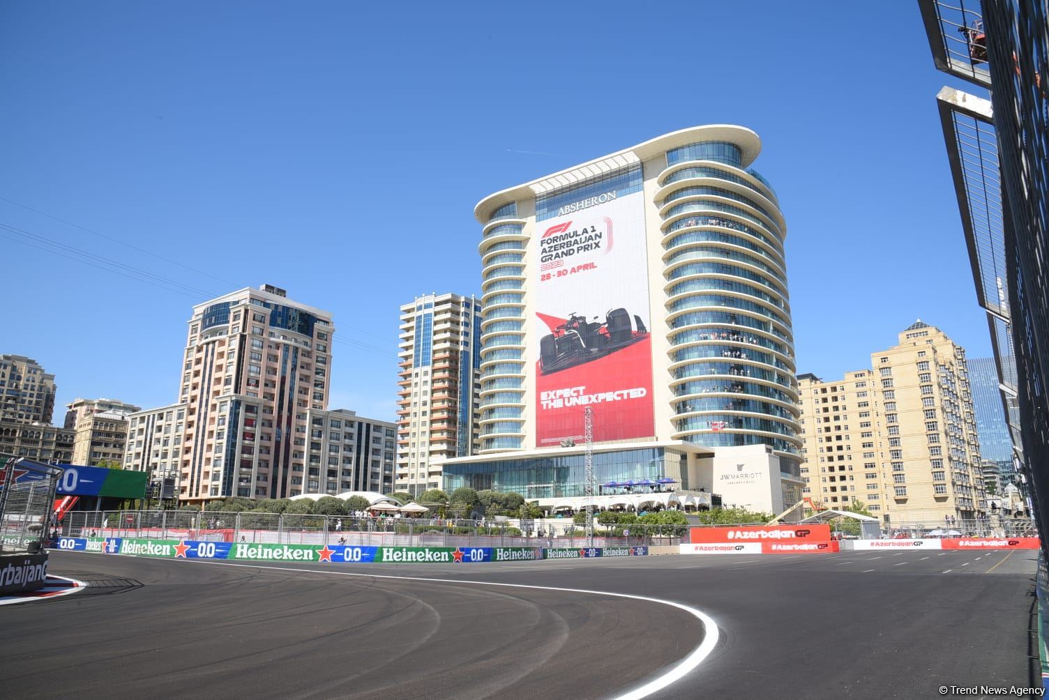 Стартовала спринтерская гонка команд "Формулы 2" в Баку (ФОТО)