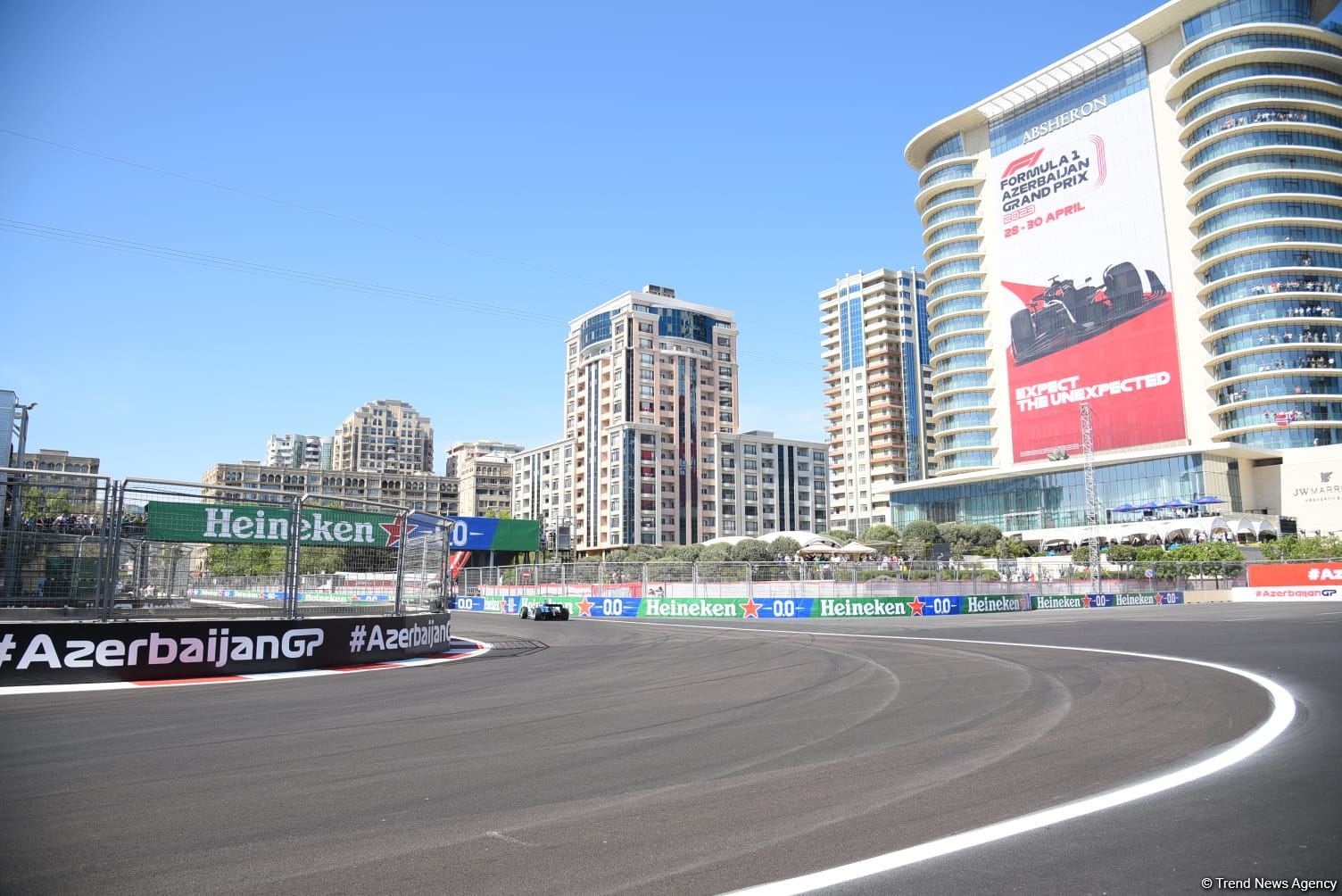 Стартовала спринтерская гонка команд "Формулы 2" в Баку (ФОТО)