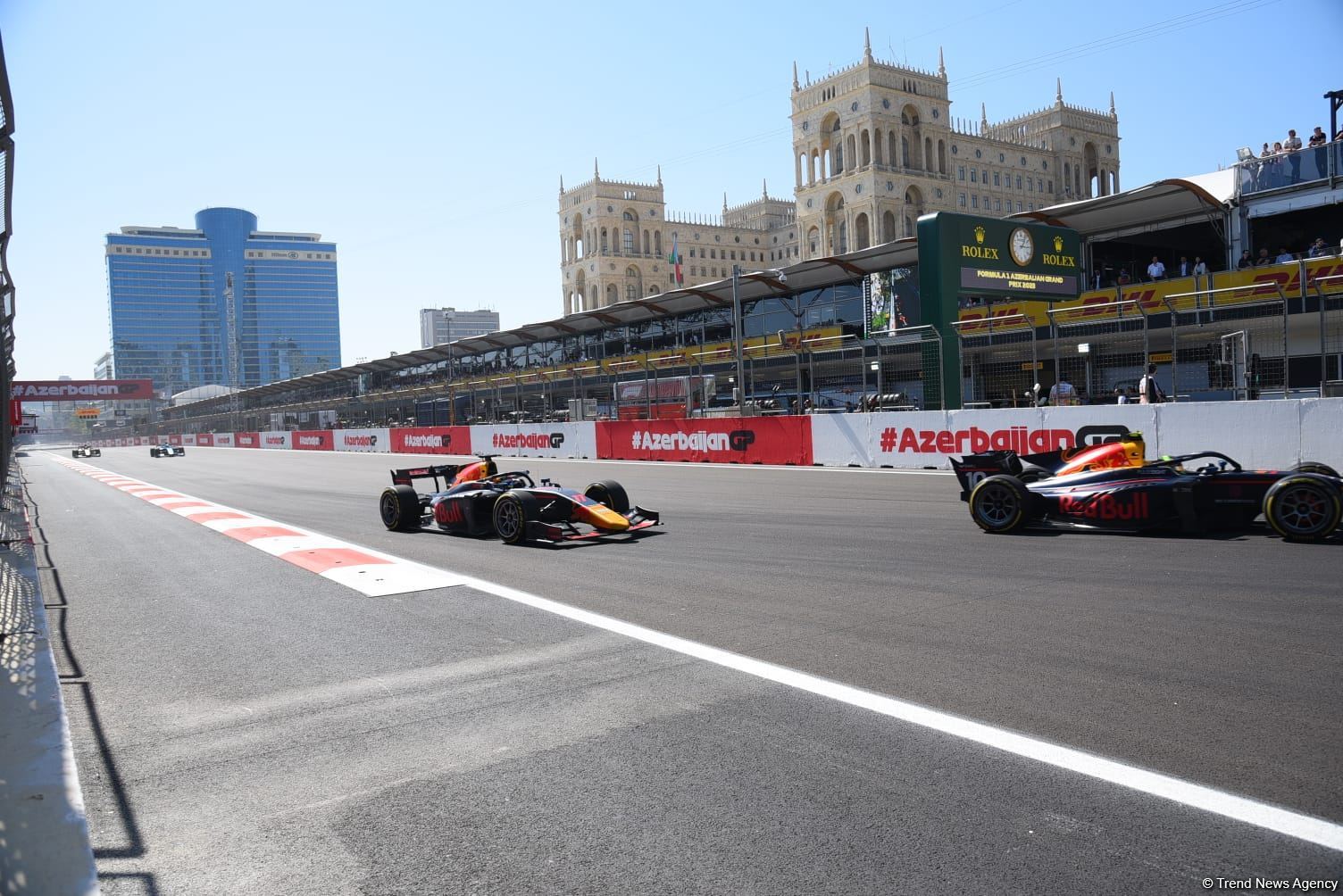 Завершилась первая спринтерская гонка команд "Формулы 2" в Баку (ФОТО)