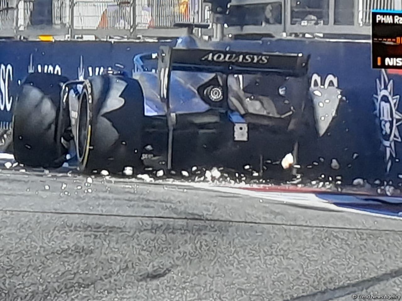 В первой спринтерской гонке команд "Формулы 2" в Баку произошла авария (ФОТО)