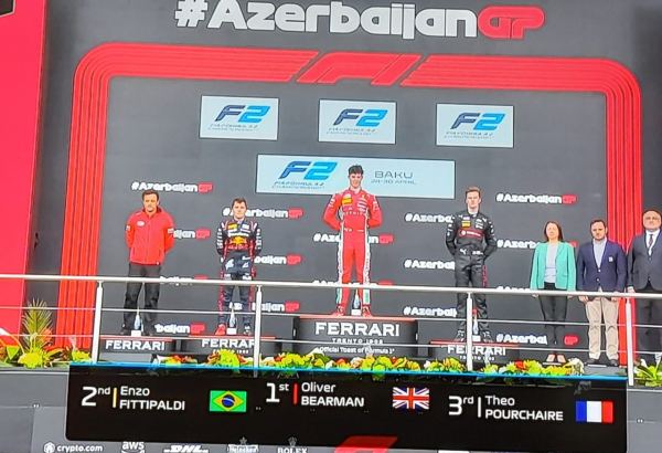 Награждены победители основной гонки "Формулы 2" (ФОТО)