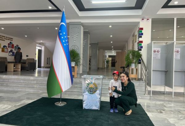 Uzbekistanis coming to referendum with their families (PHOTO)