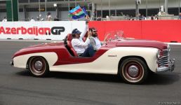Parade of classic cars held as part of Formula 1 Azerbaijan Grand Prix (PHOTO)