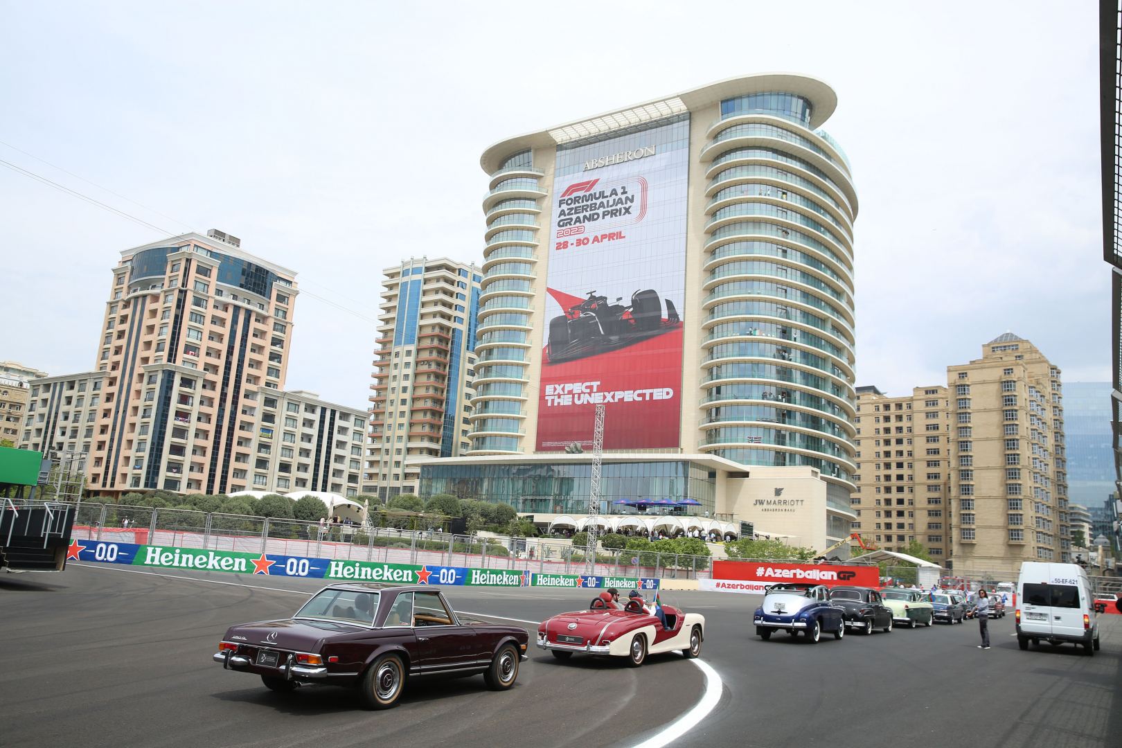 На трассе Гран-при Азербайджана "Формулы 1", организован пробег классических автомобилей (ФОТО/ВИДЕО)