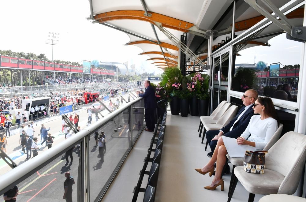Президент Ильхам Алиев и Первая леди Мехрибан Алиева наблюдали за основными соревнованиями Гран-при Азербайджана Формулы-1 (ФОТО/ВИДЕО)