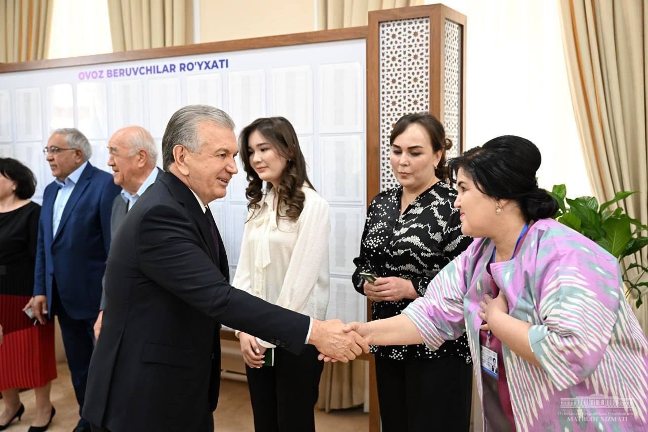 President of Uzbekistan votes in referendum (PHOTO)