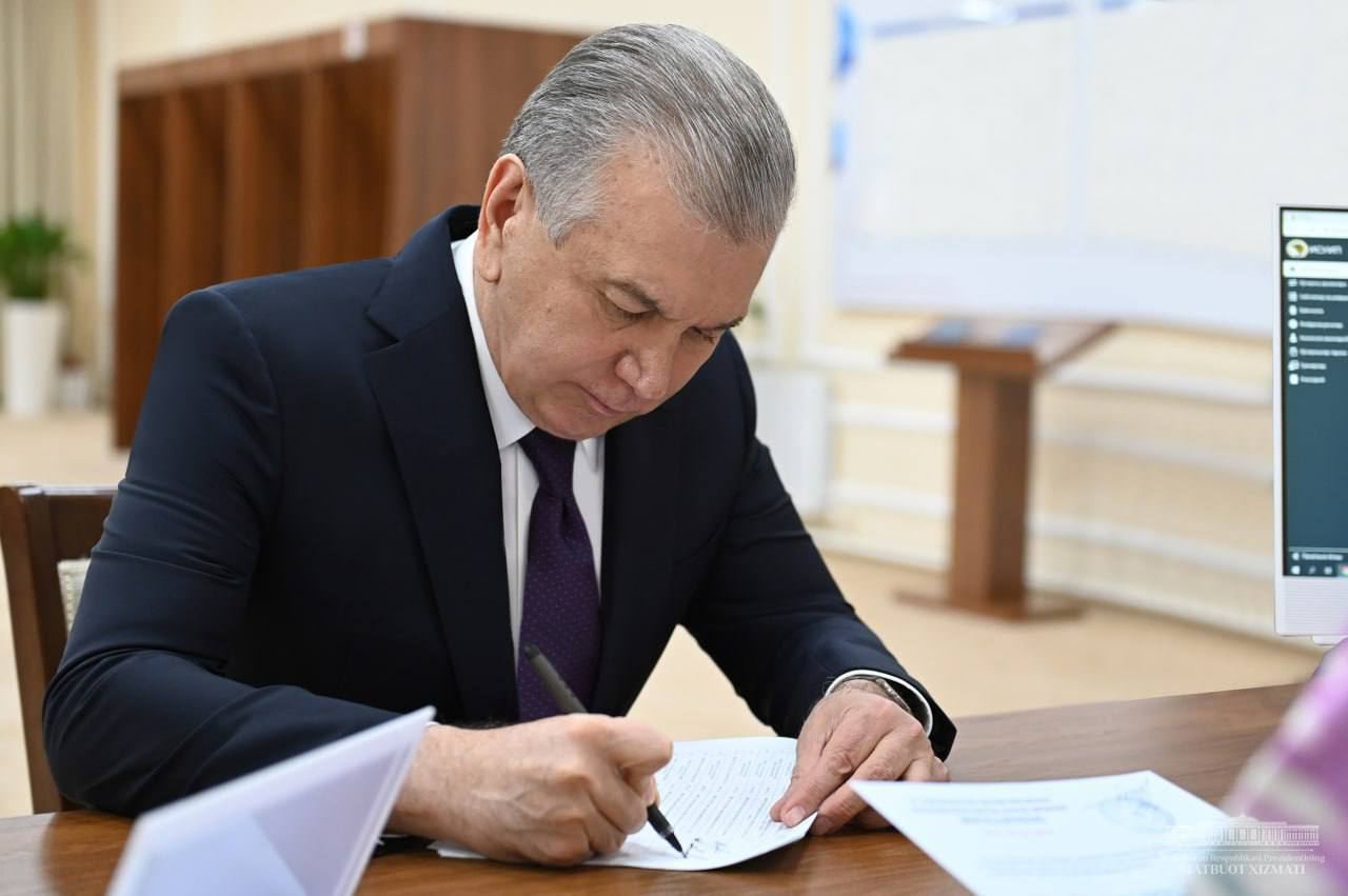 Şavkat Mirziyoyev referendumda səs verib (FOTO)