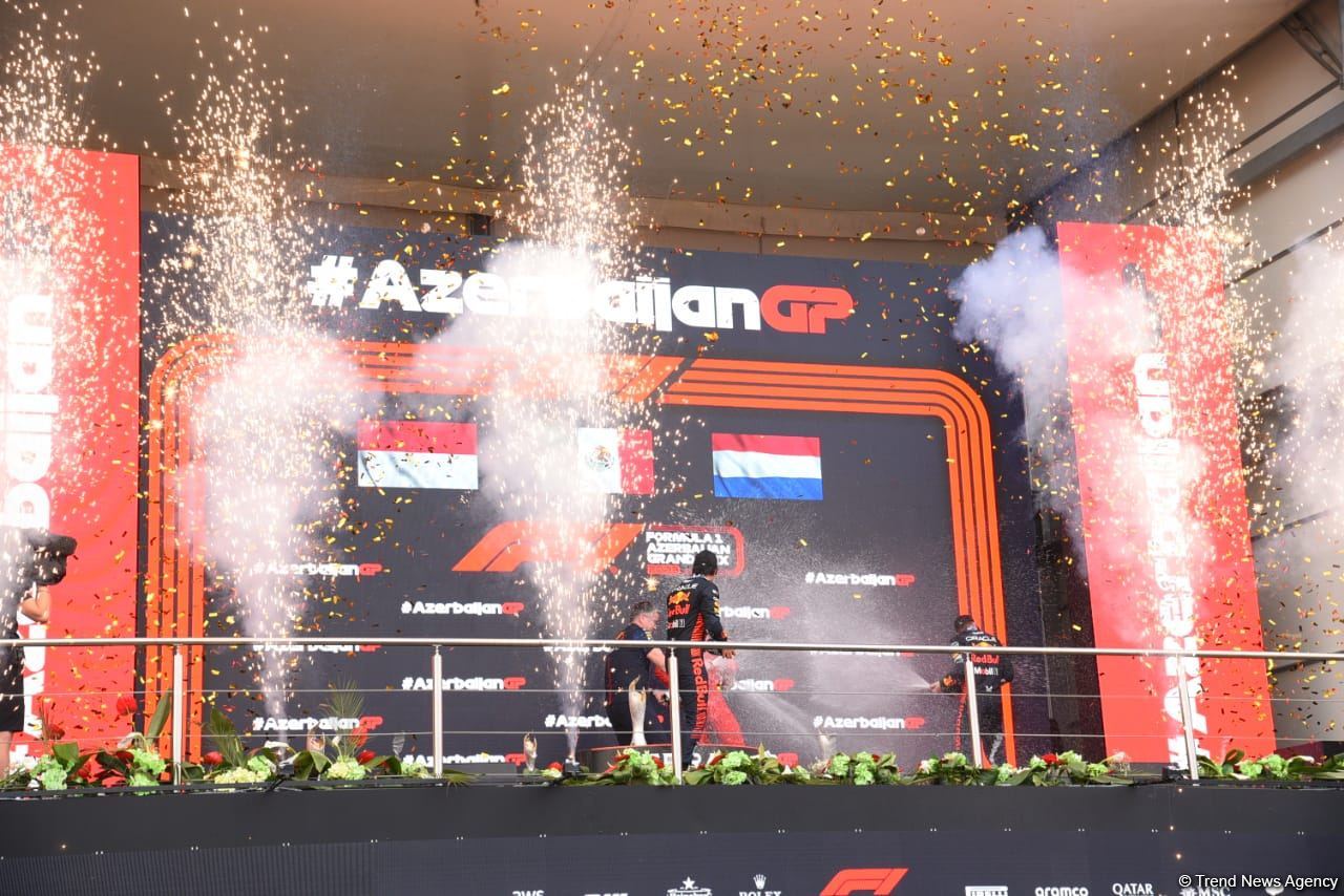 Награждены победитель и призеры Гран-при Азербайджана "Формулы-1" (ФОТО)