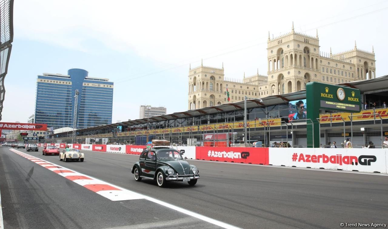 Parade of classic cars held as part of Formula 1 Azerbaijan Grand Prix (PHOTO)