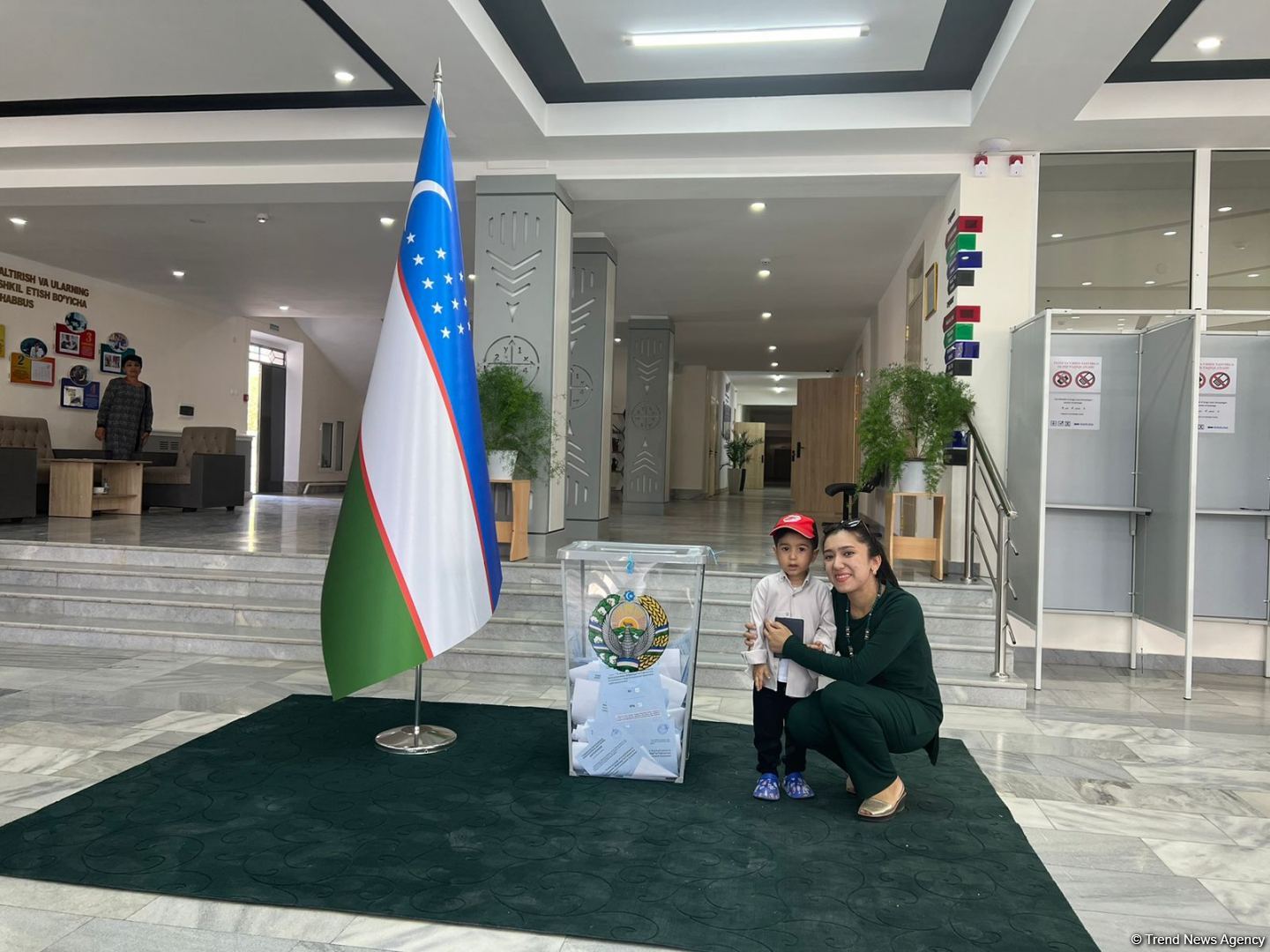 Узбекистанцы продолжают приходить на референдум семьями (ФОТО)