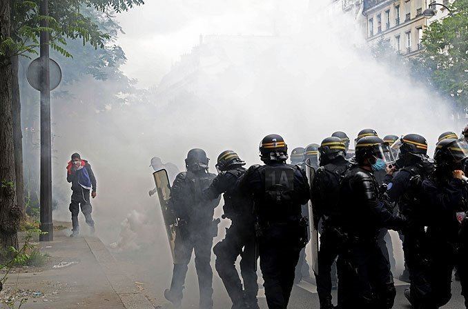Во Франции на первомайских акциях протеста ранения получили более 100 полицейских