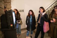 В Баку проходит выставка "Ищу исцеление от страданий"  Школы Современного Искусства YARAT (ФОТО)