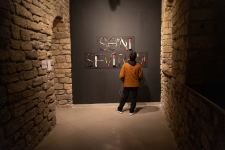 В Баку проходит выставка "Ищу исцеление от страданий"  Школы Современного Искусства YARAT (ФОТО)