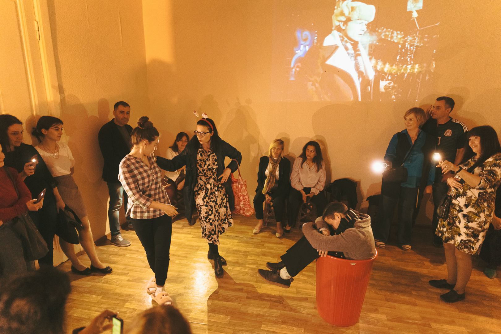 Дуры мы, дуры! Актеры Азербайджана, Украины и России создали в одной из квартир Баку новый театр O2 (ФОТО)