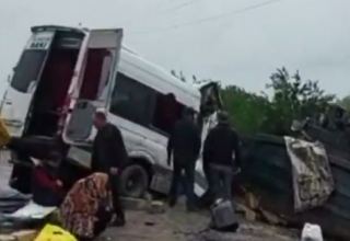 В ​​Кюрдамире грузовик столкнулся с микроавтобусом, трое погибших (ВИДЕО)