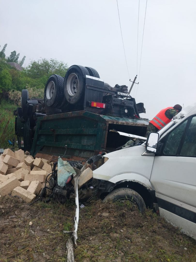 В ​​Кюрдамире грузовик столкнулся с микроавтобусом, трое погибших (ВИДЕО)