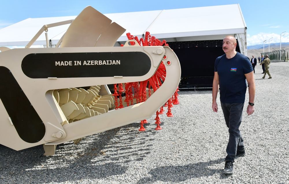 Prezident İlham Əliyev “Araz Vadisi İqtisadi Zonası”nda görülən işlərlə tanış olub, bir neçə müəssisənin təməlini qoyub (YENİLƏNİB) (FOTO/VİDEO)