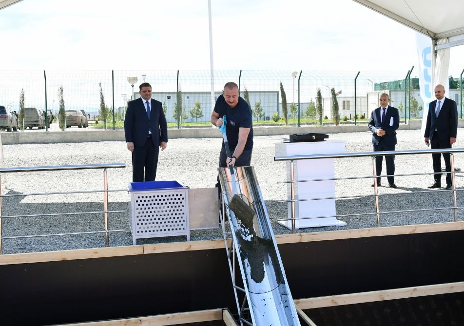 Prezident İlham Əliyev “Araz Vadisi İqtisadi Zonası”nda görülən işlərlə tanış olub, bir neçə müəssisənin təməlini qoyub (YENİLƏNİB) (FOTO/VİDEO)