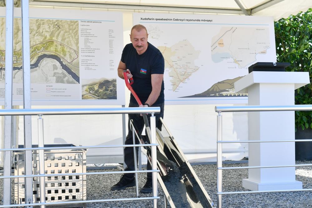 Президент Ильхам Алиев заложил фундамент поселка Худаферин (ФОТО/ВИДЕО)