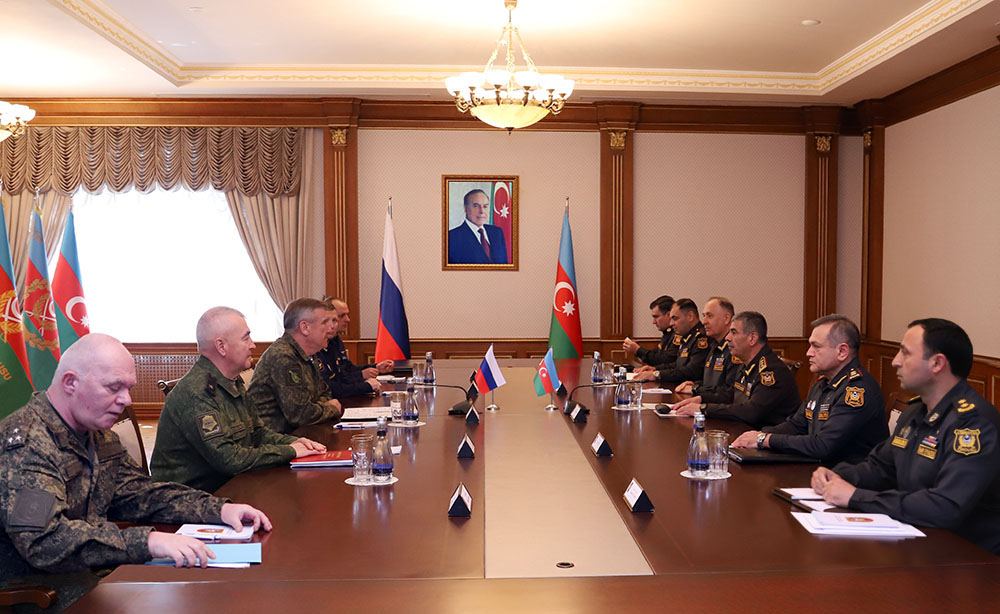 Azerbaijani defense minister receives new commander of Russian peacekeepers