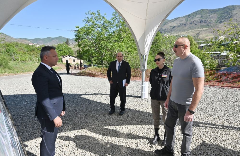 Президент Ильхам Алиев и Первая леди Мехрибан Алиева приняли участие в церемонии закладки фундамента первого жилого квартала в поселке Гадрут (ФОТО/ВИДЕО)