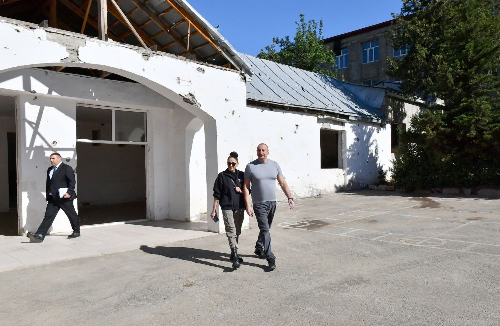 Президент Ильхам Алиев и Первая леди Мехрибан Алиева ознакомились с проектом реставрации полной средней школы в поселке Гадрут (ФОТО/ВИДЕО)