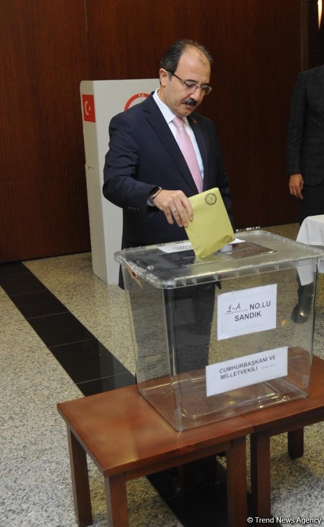 В Азербайджане началось голосование граждан Турции в связи с выборами в этой стране (ФОТО)