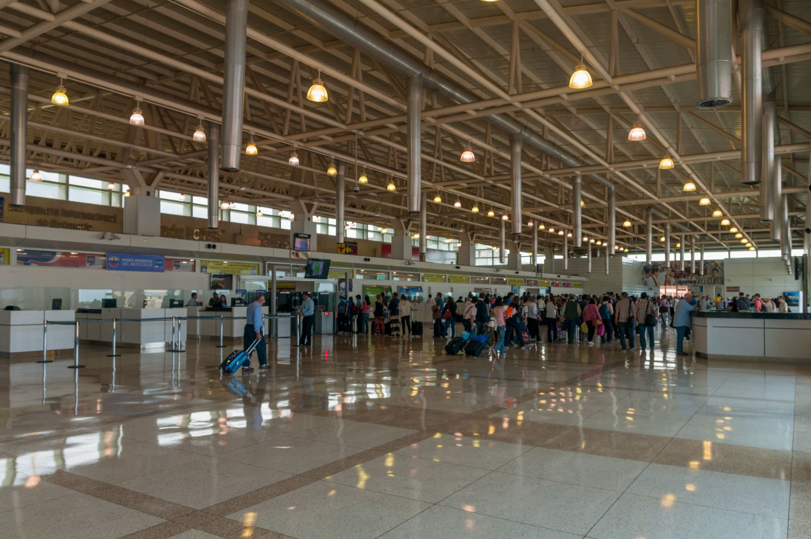 Венесуэла отменила все ограничения по COVID-19 на международных авиарейса