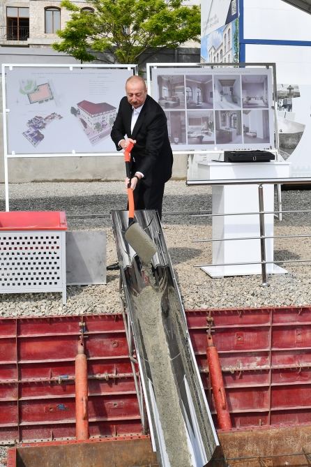 Президент Ильхам Алиев заложил на улице Карабах в Шуше фундамент нежилого здания (ФОТО/ВИДЕО)