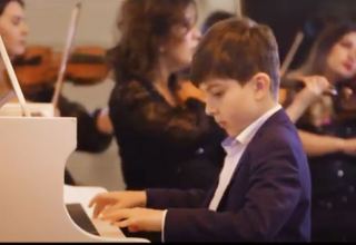 10-летний Эмин-Чарльз Нейлор посвятил композицию 100-летию великого лидера Гейдара Алиева (ВИДЕО)