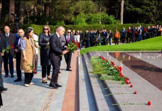 Heydər Əliyev Sarayının kollektivi Ümummilli Liderin xatirəsini yad edib (FOTO)