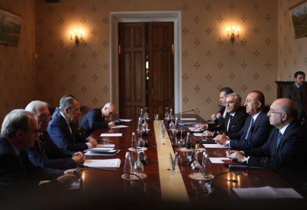 Глава МИД Турции назвал вопросы, обсуждавшиеся на встрече с российским коллегой