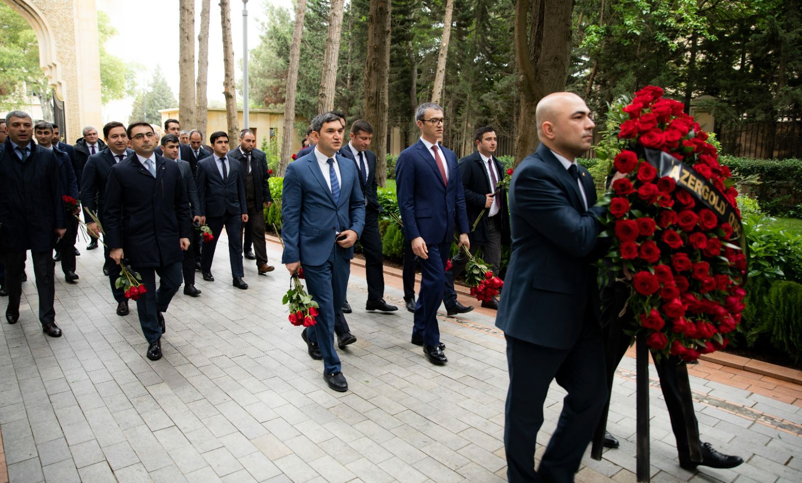 Коллектив ЗАО «AzerGold» посетил могилу Великого Лидера Гейдара Алиева в связи со 100-летием со дня его рождения (ФОТО)