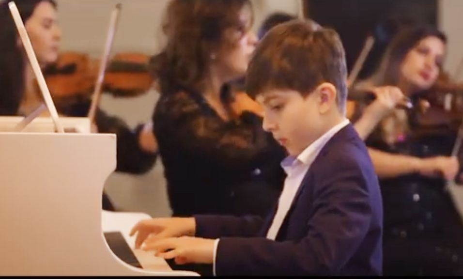 10-летний Эмин-Чарльз Нейлор посвятил композицию 100-летию великого лидера Гейдара Алиева (ВИДЕО)