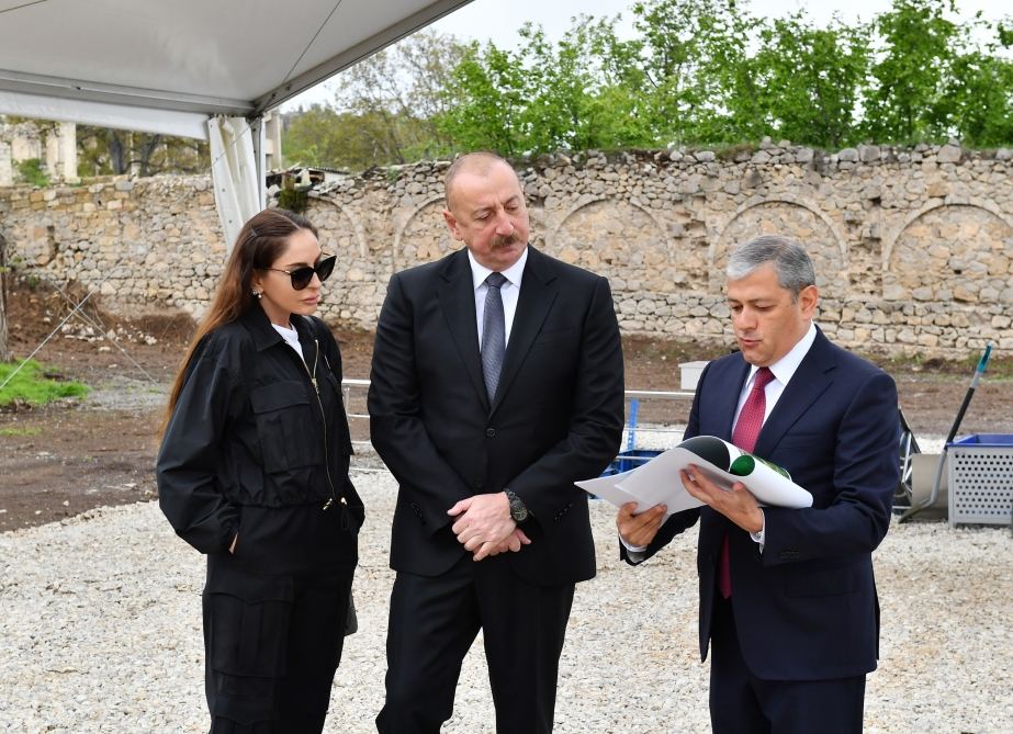 Президент Ильхам Алиев и Первая леди Мехрибан Алиева приняли участие в церемонии закладки в городе Шуша фундамента жилого комплекса, состоящего из 17 зданий (ФОТО/ВИДЕО)