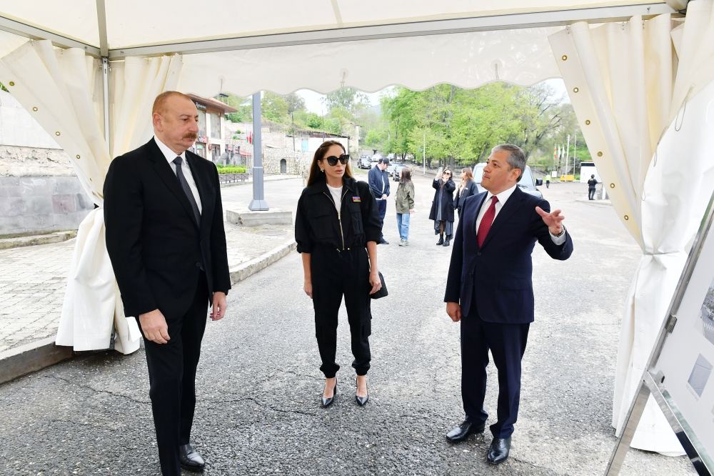 Президент Ильхам Алиев и Первая леди Мехрибан Алиева приняли участие в мероприятии, связанном с началом реконструкции и ремонта Центра государственных услуг в городе Шуша (ФОТО/ВИДЕО)