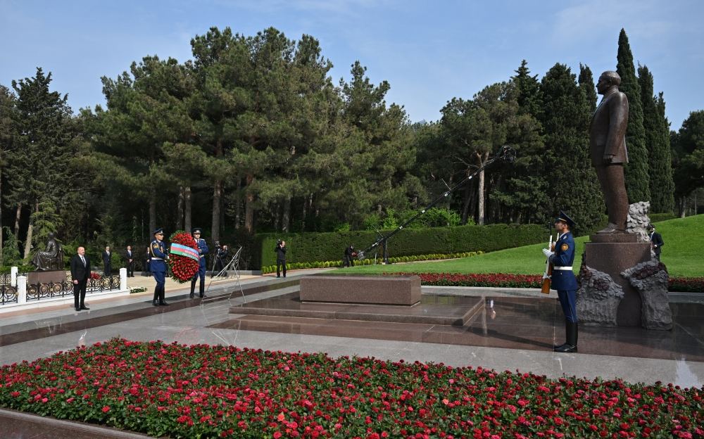 Президент Ильхам Алиев, Первая леди Мехрибан Алиева и члены их семьи посетили могилу великого лидера Гейдара Алиева в Аллее почетного захоронения в Баку (ФОТО/ВИДЕО)