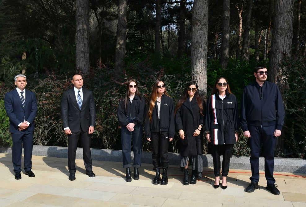 Президент Ильхам Алиев, Первая леди Мехрибан Алиева и члены их семьи посетили могилу великого лидера Гейдара Алиева в Аллее почетного захоронения в Баку (ФОТО/ВИДЕО)