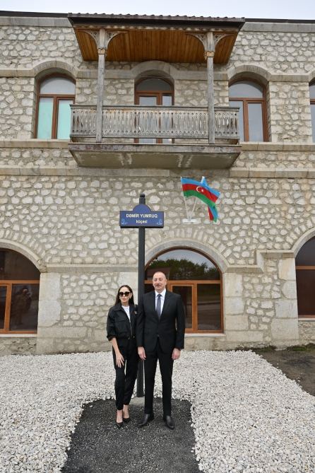 Президент Ильхам Алиев и Первая леди Мехрибан Алиева приняли участие в открытии вывески улицы Железный кулак в Шуше (ФОТО/ВИДЕО)