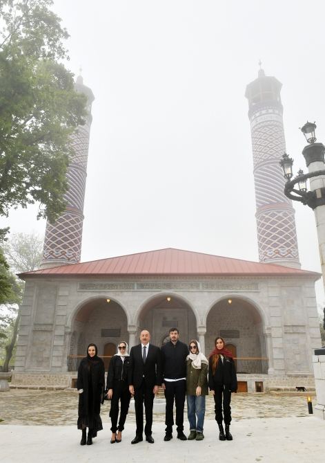 Prezident İlham Əliyev və Birinci xanım Mehriban Əliyeva Şuşada Yuxarı Gövhər Ağa məscidinin yenidənqurma və bərpa işlərindən sonra açılışında iştirak ediblər (FOTO/VİDEO) (YENİLƏNİB)