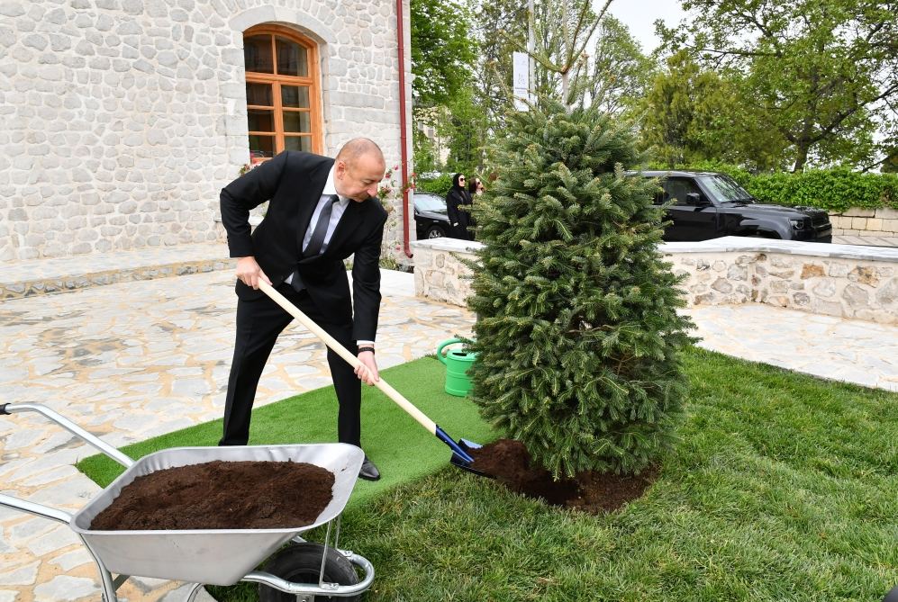 Prezident İlham Əliyev və Birinci xanım Mehriban Əliyeva Şuşada Heydər Əliyev Fondu tərəfindən aparılan bərpa işlərindən sonra Saatlı məscidinin açılışında iştirak ediblər (FOTO/VİDEO) (YENİLƏNİB)