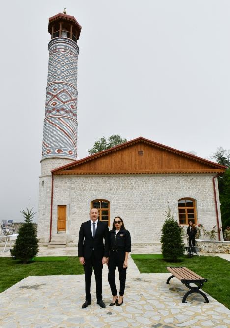 Президент Ильхам Алиев и Первая леди Мехрибан Алиева приняли участие в открытии мечети Саатлы в Шуше после реставрационных работ, проведенных Фондом Гейдара Алиева (ФОТО/ВИДЕО)