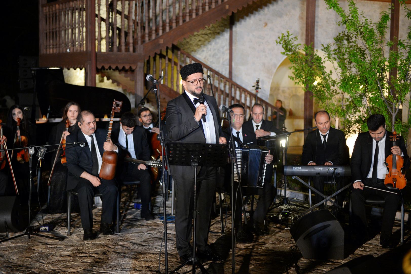 Şuşada “Ümummilli Lider Heydər Əliyev-sevimli mahnılar” adlı konsert proqramı təqdim olunub (FOTO)